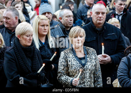 Plus de 1000 personnes ont participé à une veillée aux chandelles 2 minute à Royal Exchange Square, Glasgow en souvenir des 6 personnes qui ont été victimes de l'accident de camion benne Glasgow George Square il y a une semaine. De nombreuses personnes ont apporté des fleurs, des bougies et quelques prières comme une marque de soutien et de condoléances. Banque D'Images