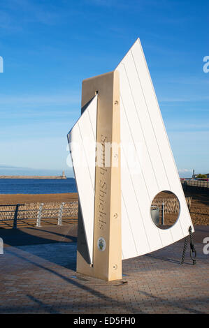 La voile et la sculpture de l'Œil par Stephen Broadbent, Littlehaven Promenade, South Shields, North East England UK Banque D'Images