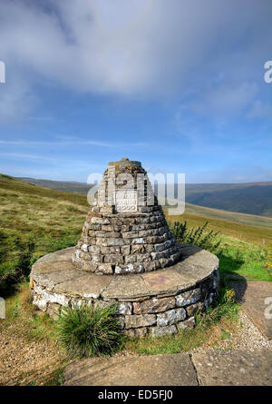 Un cairn érigé pour la Paroisse Muker en 2000 comme vu sur la façon de l'Buttertubs dans Swaledale dans le Yorkshire Dales National P Banque D'Images