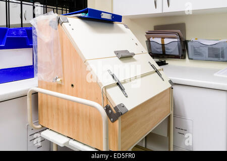 Chariot de la médecine dans un hôpital Banque D'Images