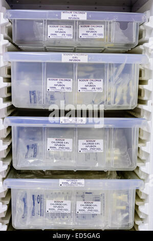 Réfrigérateur de l'hôpital avec des cases de chlorure de sodium pour perfusion intraveineuse de solution saline des sacs. Banque D'Images