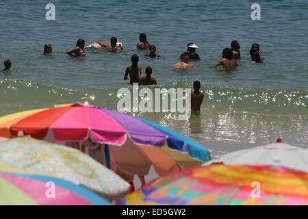 Rio de Janeiro, Brésil, le 27 décembre, 2014. Météo à Rio : le premier week-end de l'été, le soleil profitez d'une plage de l'Arpoador bondée dans une journée ensoleillée et chaude, lorsque la température atteint près de 40°C et la sensation thermique atteint 48°C. Crédit : Maria Adelaide Silva/Alamy Live News Banque D'Images