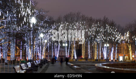 Moscou - le 30 décembre 2013 : place Pushkinskaya allumé pour fêtes de Noël et du Nouvel An. Banque D'Images