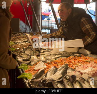 Support de blocage à la vente du poisson au client, pescheria ou le marché aux poissons, le Rialto, Venise, Italie Banque D'Images