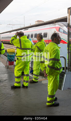 Service de nettoyage de Trenitalia, l'équipage, la gare Santa Lucia de Venise, Italie Banque D'Images