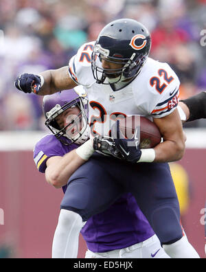 Minneapolis, Minnesota, USA. 28 Dec, 2014. Ours de Chicago d'utiliser de nouveau Matt Forte (22) lutte à travers l'attaquer par le Minnesota Vikings Audie linebacker Cole (57) dans le deuxième trimestre action pendant un match de la NFL entre les ours de Chicago et les Minnesota Vikings à TCF Bank Stadium à Minneapolis, Minnesota. Credit : csm/Alamy Live News Banque D'Images