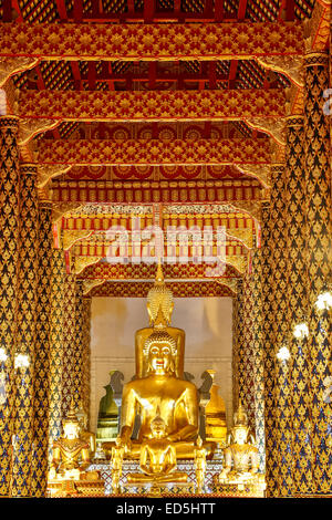 Statue de Bouddha, salle de prière, Wat Suan Dok, Chiang Mai, Thaïlande Banque D'Images