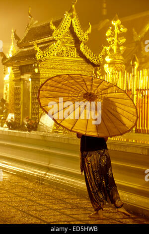 Femme avec un parasol, Wat Prathat Doi Suthep, Pic, Chiang Mai, Thaïlande Banque D'Images