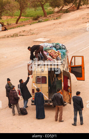 En taxi. Alnif. Le Maroc. L'Afrique du Nord. Afrique du Sud Banque D'Images