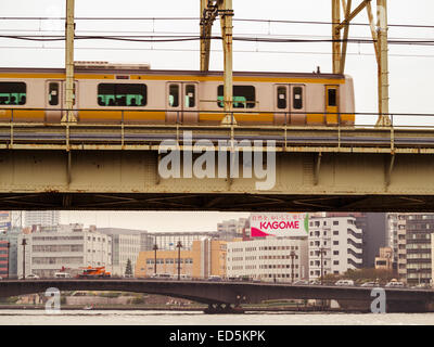 Train en pont au-dessus de la rivière Sumida, Tokyo Banque D'Images