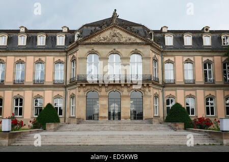 Neues Schloss (nouveau palais) à Schlossplatz (Place du Palais) à Stuttgart Banque D'Images