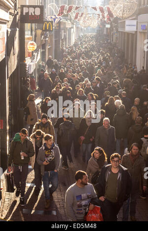 De grandes foules Kalverstraat Amsterdam shopping en hiver Banque D'Images