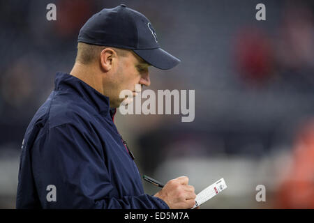 Houston, Texas, USA. 28 Dec, 2014. L'entraîneur-chef des Houston Texans Bill O'Brien se prépare avant un match de la NFL entre les Houston Texans et les Jacksonville Jaguars à NRG Stadium à Houston, TX le 28 décembre 2014. Les Texans a gagné le match 23-17. Credit : Trask Smith/ZUMA/Alamy Fil Live News Banque D'Images