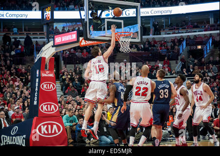 Chicago, USA. 27 décembre 2014. New Orleans Pelicans jouer les Chicago Bulls à l'United Center. Score final, pélicans, 100 107 taureaux. Sur la photo : Bulls' Pau Gasol (16) tente de marquer. Crédit : Stephen Chung/Alamy Live News Banque D'Images