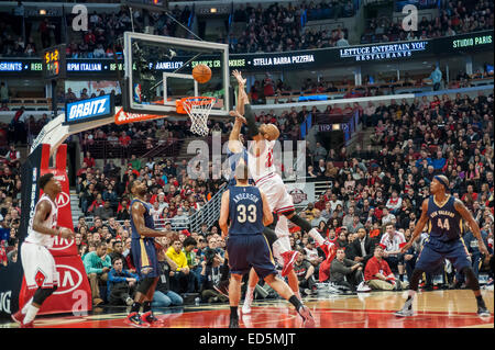 Chicago, USA. 27 décembre 2014. New Orleans Pelicans jouer les Chicago Bulls à l'United Center. Score final, pélicans, 100 107 taureaux. Sur la photo : Bulls' Taj Gibson (22) tente de marquer. Crédit : Stephen Chung/Alamy Live News Banque D'Images