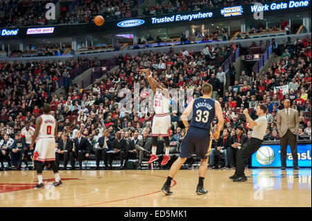 Chicago, USA. 27 décembre 2014. New Orleans Pelicans jouer les Chicago Bulls à l'United Center. Score final, pélicans, 100 107 taureaux. Sur la photo : Bulls' Jimmy Butler (21) tente une trois pointeur. Crédit : Stephen Chung/Alamy Live News Banque D'Images