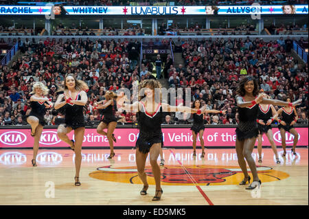 Chicago, USA. 27 décembre 2014. New Orleans Pelicans jouer les Chicago Bulls à l'United Center. Score final, pélicans, 100 107 taureaux. Sur la photo : Bulls' cheerleaders, le Luvabulls, de divertir la foule. Crédit : Stephen Chung/Alamy Live News Banque D'Images