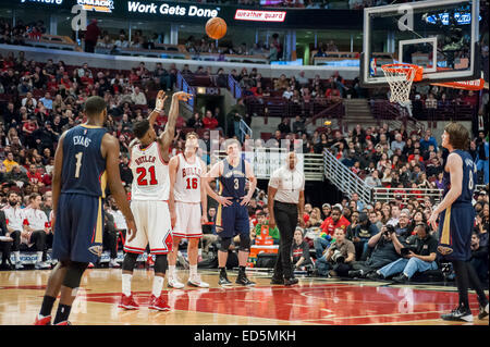 Chicago, USA. 27 décembre 2014. New Orleans Pelicans jouer les Chicago Bulls à l'United Center. Score final, pélicans, 100 107 taureaux. Sur la photo : Bulls' Jimmy Butler (21) tente un coup franc. Crédit : Stephen Chung/Alamy Live News Banque D'Images