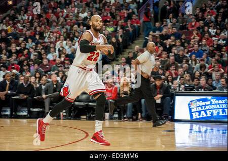 Chicago, USA. 27 décembre 2014. New Orleans Pelicans jouer les Chicago Bulls à l'United Center. Score final, pélicans, 100 107 taureaux. Sur la photo : Bulls' Taj Gibson (22). Crédit : Stephen Chung/Alamy Live News Banque D'Images