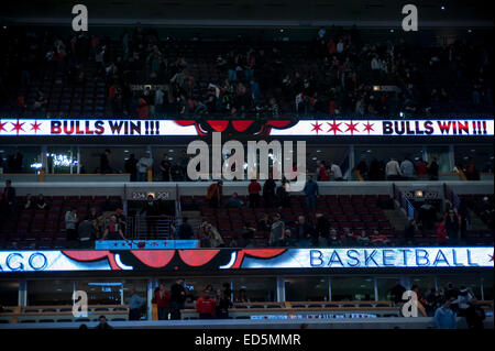 Chicago, USA. 27 décembre 2014. New Orleans Pelicans jouer les Chicago Bulls à l'United Center. Score final, pélicans, 100 107 taureaux. Crédit : Stephen Chung/Alamy Live News Banque D'Images