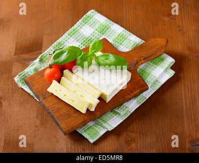 Brique - Fromage Fromage au lait de vache à pâte molle à croûte comestible mince Banque D'Images