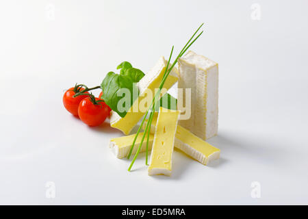 Brique - Fromage Fromage au lait de vache à pâte molle à croûte comestible mince Banque D'Images