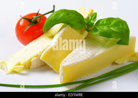 Brique - Fromage Fromage au lait de vache à pâte molle à croûte comestible mince Banque D'Images