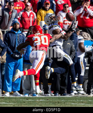 Kansas City, MO, USA. 28 Dec, 2014. San Diego Chargers receveur Eddie Royal (11) fait une réception bondissant défendu par Kansas City Chiefs Chris évoluait Owens (20) au cours de la NFL match entre les San Diego Chargers et les Kansas City Chiefs au Arrowhead Stadium de Kansas City, MO. Credit : csm/Alamy Live News Banque D'Images