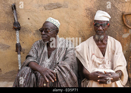 King) Zotentaar-Suhba(chef de la Zaa Talensi tribu, et le curé du village, Tongo, Ghana Banque D'Images