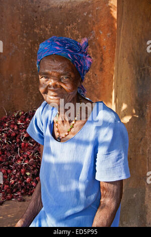 Femme âgée assis devant sa cabane de torchis, Gambaga, Ghana Banque D'Images