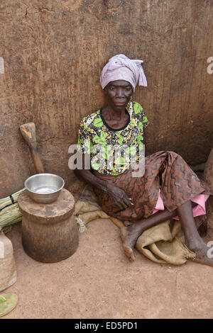 Femme âgée assis devant sa cabane de torchis, Gambaga, Ghana Banque D'Images