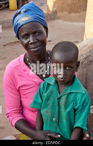 Femme et son jeune fils à l'extérieur de la hutte de boue, Gambaga, Ghana Banque D'Images