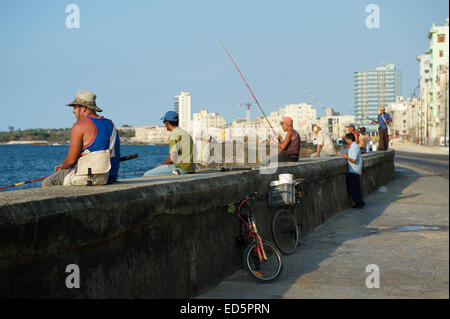 La HAVANE, CUBA - Mai 23, 2011 : Les Cubains se rassemblent pour le poisson et socialiser sur le mur de la jetée, un lieu populaire pour les résidents Banque D'Images