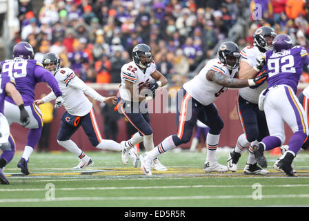 Minneapolis, Minnesota, USA. 28 Dec, 2014. Ours de Chicago d'utiliser de nouveau Matt Forte (22) constate l'exécution de prix lors d'un match de la NFL entre les ours de Chicago et les Minnesota Vikings à TCF Bank Stadium à Minneapolis, Minnesota. Credit : csm/Alamy Live News Banque D'Images