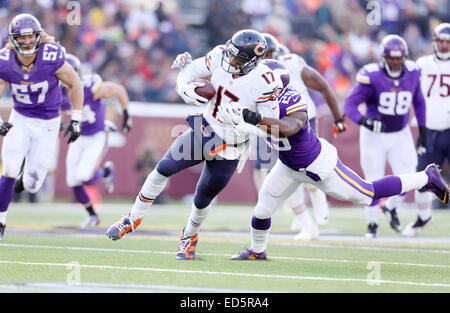 Minneapolis, Minnesota, USA. 28 Dec, 2014. Ours de Chicago receveur Alshon Jefferty (17) est abordé par le Minnesota Vikings Xavier évoluait Rhodes (29) dans le troisième trimestre au cours d'une action entre le jeu NFL Chicago Bears et les Minnesota Vikings à TCF Bank Stadium à Minneapolis, Minnesota. Les Vikings ont défait les ours 13 - 9. Credit : csm/Alamy Live News Banque D'Images