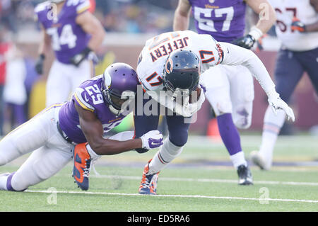 Minneapolis, Minnesota, USA. 28 Dec, 2014. Ours de Chicago receveur Alshon Jefferty (17) est abordé par le Minnesota Vikings Xavier évoluait Rhodes (29) dans le troisième trimestre au cours d'une action entre le jeu NFL Chicago Bears et les Minnesota Vikings à TCF Bank Stadium à Minneapolis, Minnesota. Les Vikings ont défait les ours 13 - 9. Credit : csm/Alamy Live News Banque D'Images