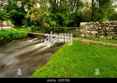 Les Beck qui traverse Malham dans le Yorkshire Dales National Park, North Yorkshire. Yorkshire Dales toile. Yorkshire Dales C Banque D'Images