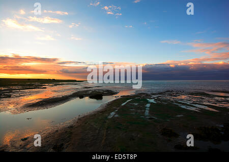 Le soleil se couche sur le nord de la côte de Northumberland vus de Lindisfarne (Holy Island Causeway). Toile de Northumberland. Nort Banque D'Images