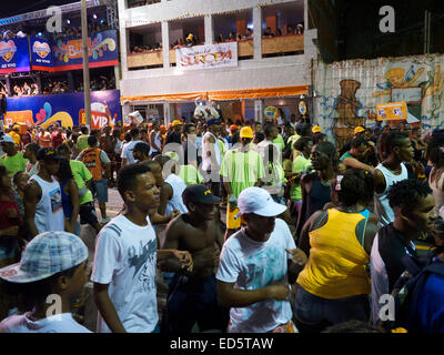 SALVADOR, BRÉSIL - 9 février 2013 : des foules de Brésiliens célèbrent le carnaval dans la rue le long de la Barra Ondina circuit. Banque D'Images