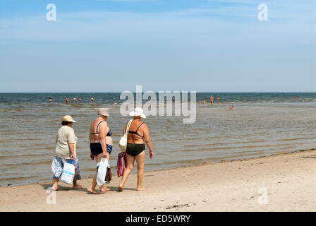 Trois femmes âgées à marcher le long de la plage de Jurmala à Majori près de Riga, Lettonie Banque D'Images