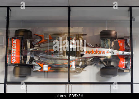 F1 dans Macleans une vitrine à Londres Banque D'Images