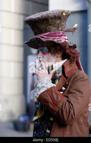 Mad Hatter en prenant une pause-cigarette Banque D'Images