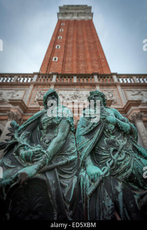 Venise - sculptures sur le clocher St Mark's Gate (Campanile di San Marco), Italie Banque D'Images