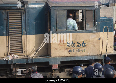 Dhaka, Bangladesh. Dec 29, 2014. Deux personnes ont été tués alors qu'un train a déraillé après avoir été frappé par un van près de Kamalapur terminal conteneurs de Dhaka © Zakir Hossain Chowdhury/ZUMA/Alamy Fil Live News Banque D'Images