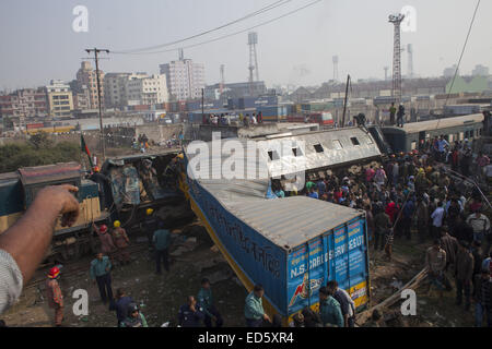 Dhaka, Bangladesh. Dec 29, 2014. Deux personnes ont été tués alors qu'un train a déraillé après avoir été frappé par un van près de Kamalapur terminal conteneurs de Dhaka © Zakir Hossain Chowdhury/ZUMA/Alamy Fil Live News Banque D'Images