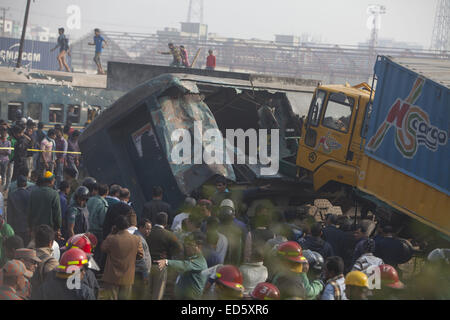 Dhaka, Bangladesh. Dec 29, 2014. Deux personnes ont été tués alors qu'un train a déraillé après avoir été frappé par un van près de Kamalapur terminal conteneurs de Dhaka © Zakir Hossain Chowdhury/ZUMA/Alamy Fil Live News Banque D'Images