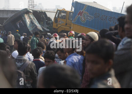 Dhaka, Bangladesh. Dec 29, 2014. Deux personnes ont été tués alors qu'un train a déraillé après avoir été frappé par un van près de Kamalapur terminal conteneurs de Dhaka © Zakir Hossain Chowdhury/ZUMA/Alamy Fil Live News Banque D'Images