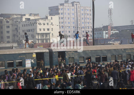 Dhaka, Bangladesh. Dec 29, 2014. Deux personnes ont été tués alors qu'un train a déraillé après avoir été frappé par un van près de Kamalapur terminal conteneurs de Dhaka © Zakir Hossain Chowdhury/ZUMA/Alamy Fil Live News Banque D'Images