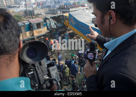 Dhaka, Bangladesh. 29 Décembre, 2014. Deux personnes ont été tués alors qu'un train a déraillé après avoir été frappé par un van près de Kamalapur terminal conteneurs de Dhaka zakir Hossain Chowdhury Crédit : zakir/Alamy Live News Banque D'Images