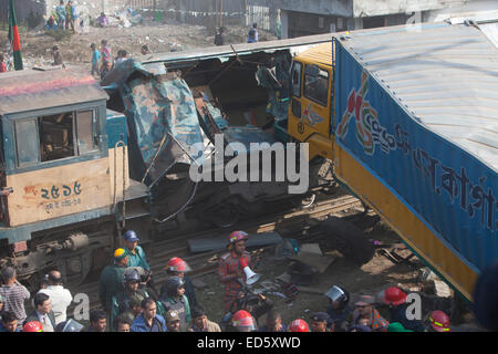 Dhaka, Bangladesh. 29 Décembre, 2014. Deux personnes ont été tués alors qu'un train a déraillé après avoir été frappé par un van près de Kamalapur terminal conteneurs de Dhaka zakir Hossain Chowdhury Crédit : zakir/Alamy Live News Banque D'Images